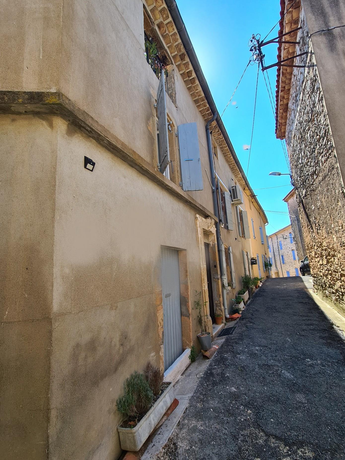 Charmante maison de village entièrement rénovée avec 3 chambres, 2 salles de bains et une agréable t