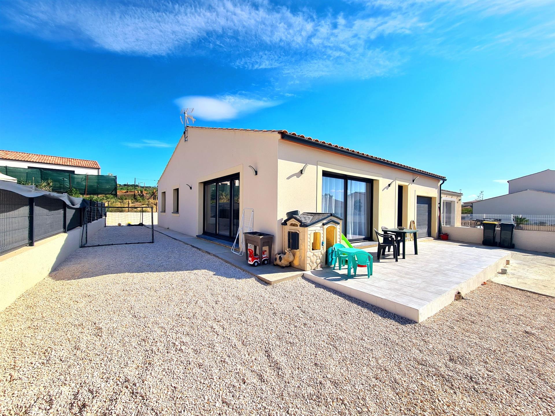 New build single storey villa with 115 m² of living space, 3 bedrooms on a 402 m² plot, on the edge 
