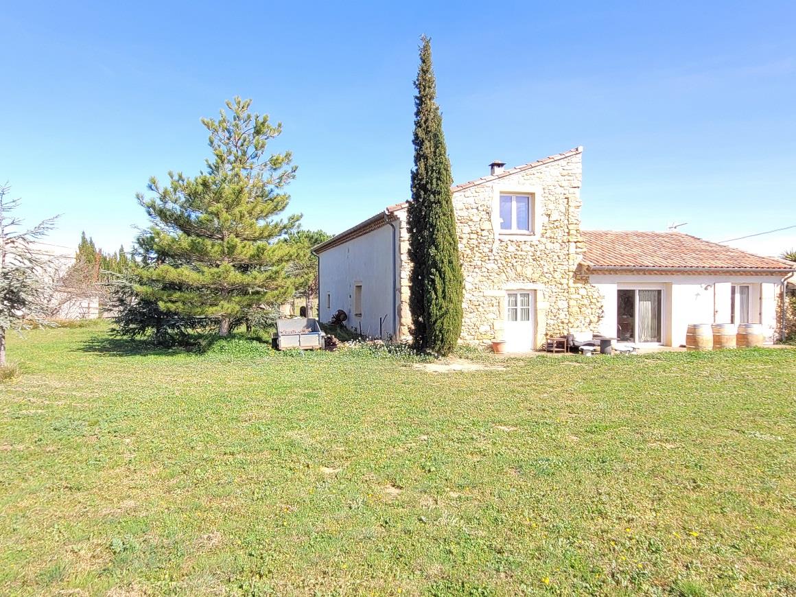 Former farm barn renovated into an habitation and a semi converted hangar on 2.7 hectares of land.