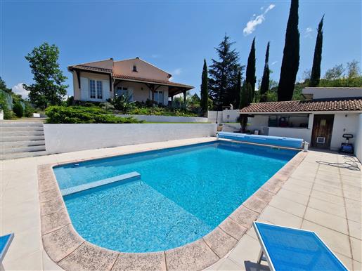 Aangename villa met 153 m² plus onafhankelijke gîte op een perceel van 1920 m² met zwembad en prach
