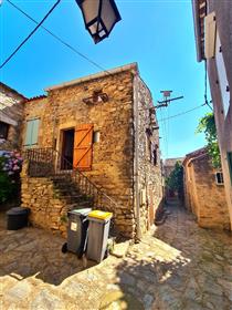 Charming stone house with 90 m² of living space, possibility for a gite, terrace and views !