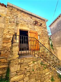 Charming stone house with 90 m² of living space, possibility for a gite, terrace and views !
