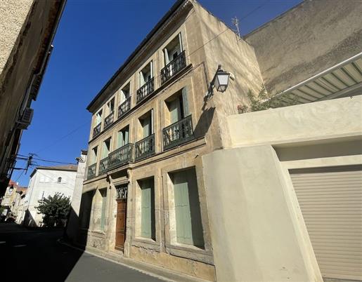 Superb renovated mansion with 190 m² of living space, 4 bedrooms, garage and sunny terrace.