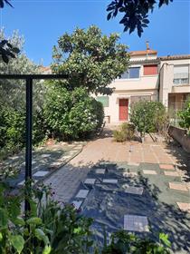 Jolie vigneronne de 100 m² habitables avec jardin et garage, proche du Canal du Midi.