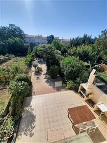 Jolie vigneronne de 100 m² habitables avec jardin et garage, proche du Canal du Midi.