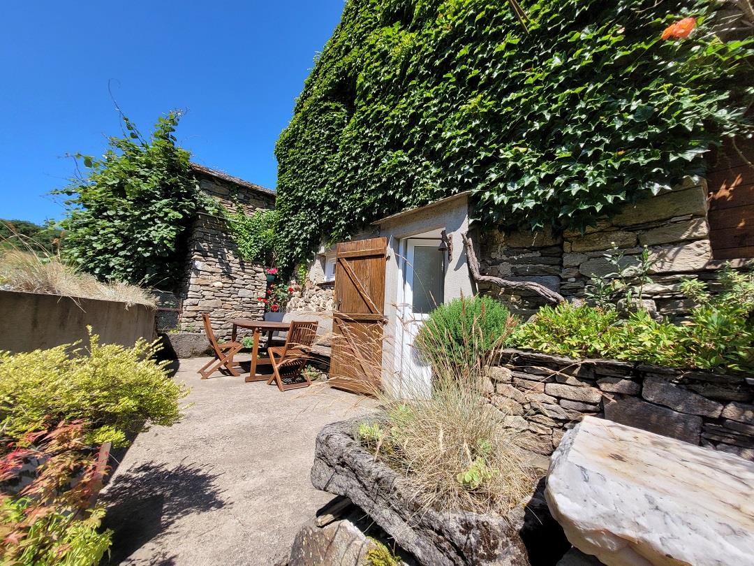 Ensemble de 2 maisons en pierres, dont une ancienne bergerie, au cœur du maquis.