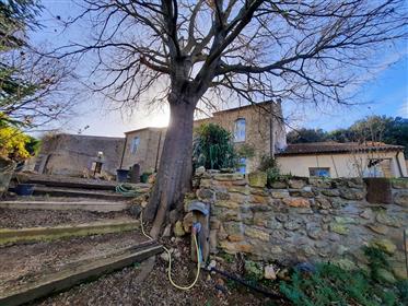 Former farm/wine making property offering 2 accomodations of 560 m² and 100 m² on 3.5 hectares.