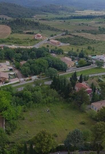 Building plot of 3105 m² in a lovely wine growing village at 10 minutes from Saint Chinian.