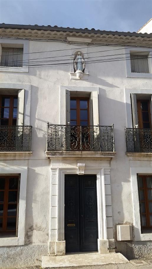 Beautiful bourgeoise home with 235 m² of living space, terrace and courtyard with pool.