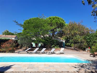 Traditionele en gastvrije villa met 110 m² woonoppervlak op 1565 m² grond met zwembad.
