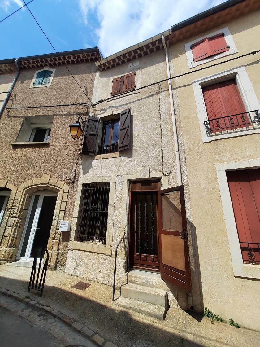 Nice village house with 82 m² of living space, cellar of 50 m², roof terrace and attic.
