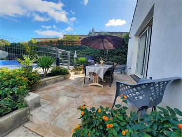 Pretty single storey villa with 120 m² of living space on 700 m² with pool and nice views.