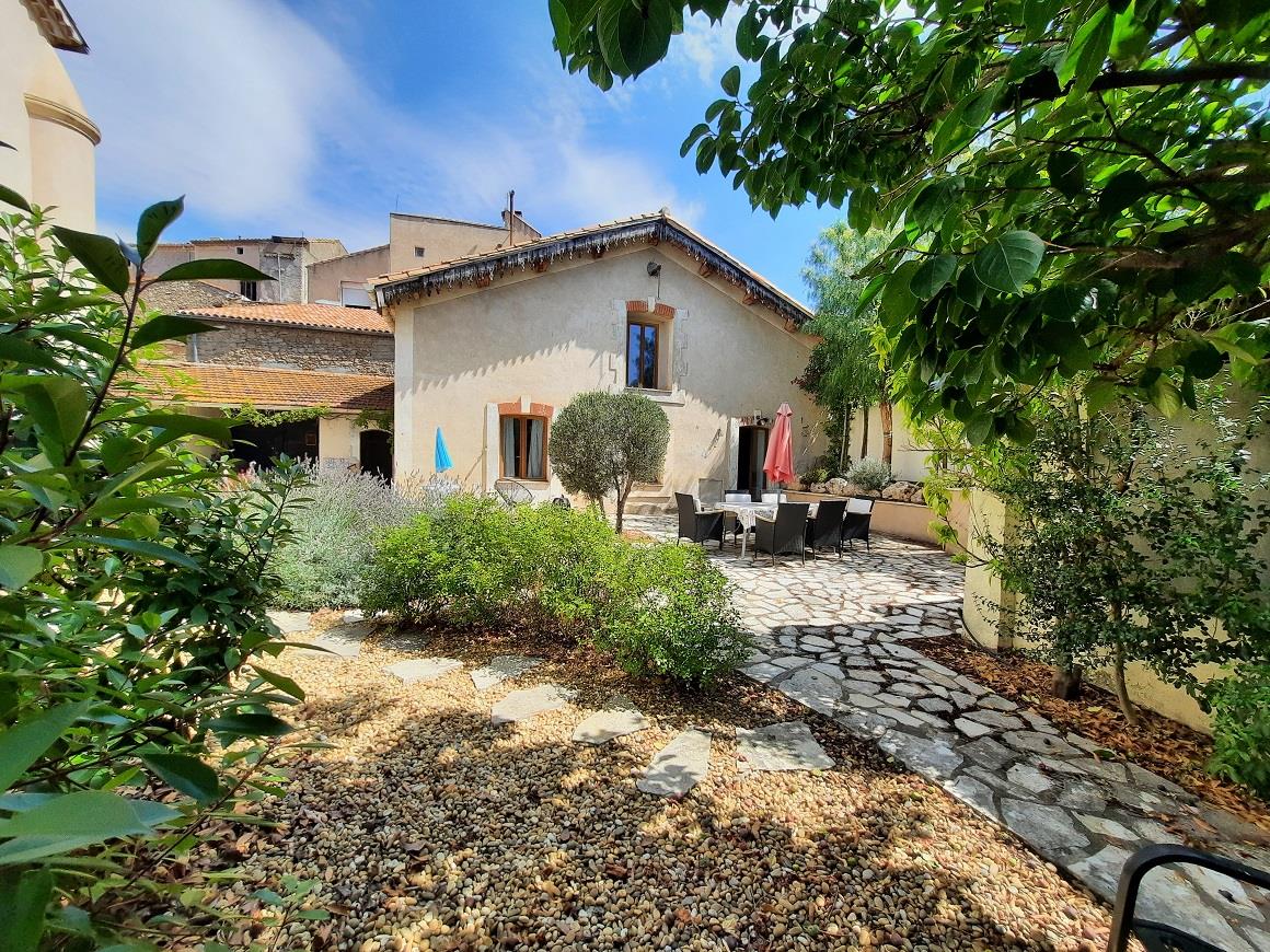 Superb and unique bourgeoise home with its gardian home on a 595 m² plot with pool.