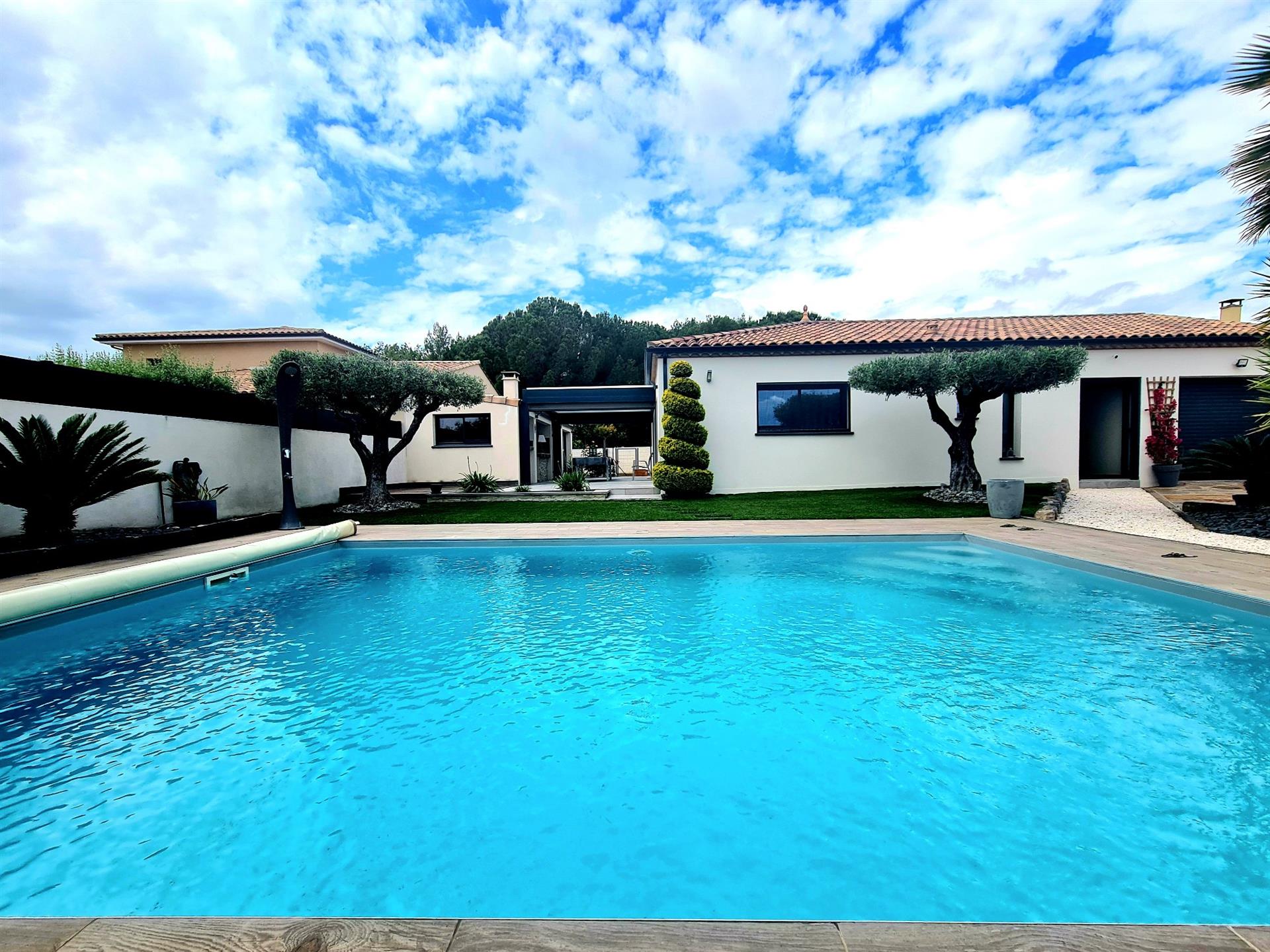 Superb single storey villa with main house and independent studio on a 701 m² plot with pool.