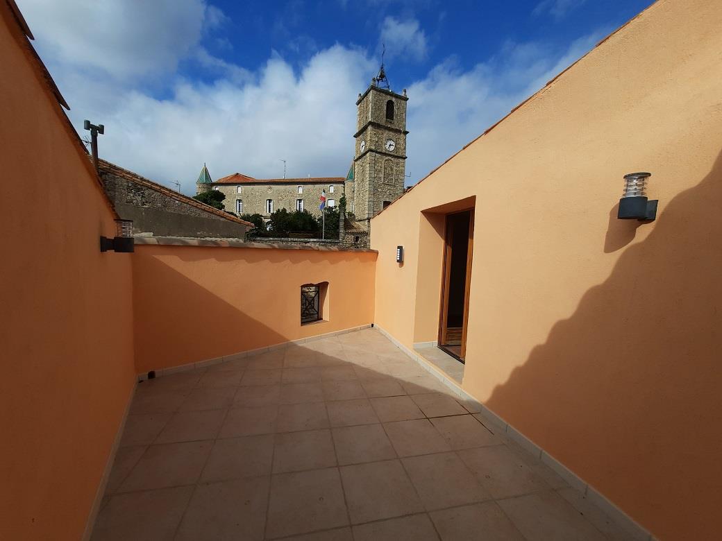 Nice village home with 185 m² of living space including a studio plus a sunny roof terrace !