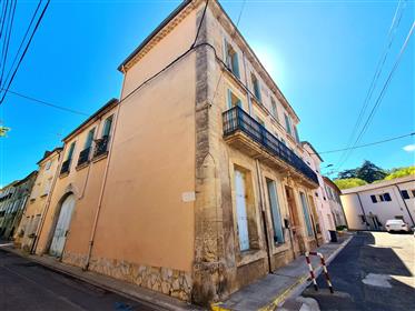 Charming bourgeoise's house to renovate with 216 m² of living space, attic, garage and garden.