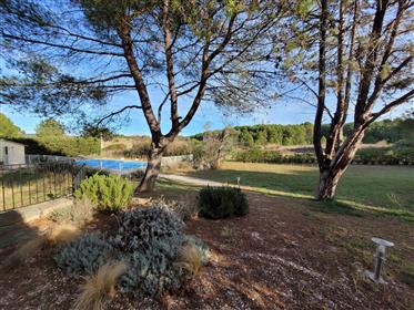 Stone mas on 2 hectares in the heart of vineyards, with a pool and 15 minutes from the beach.