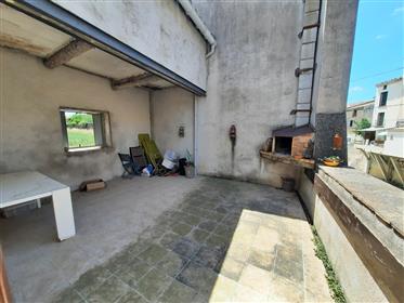 Village house to refresh with 73 m² of living space, terrace and cellars/workshops.