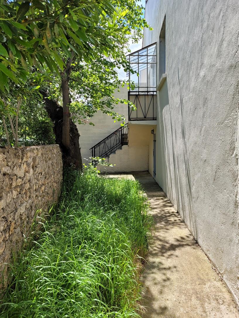 Pretty village house offering 85 m² of living space with small garden/courtyard and 2 terraces.