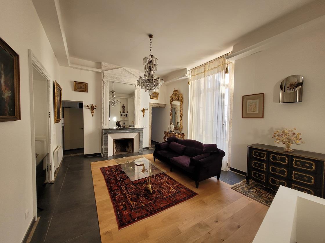Private mansion in the historic center offering 330 m² of living space and a 100 m² terrace.