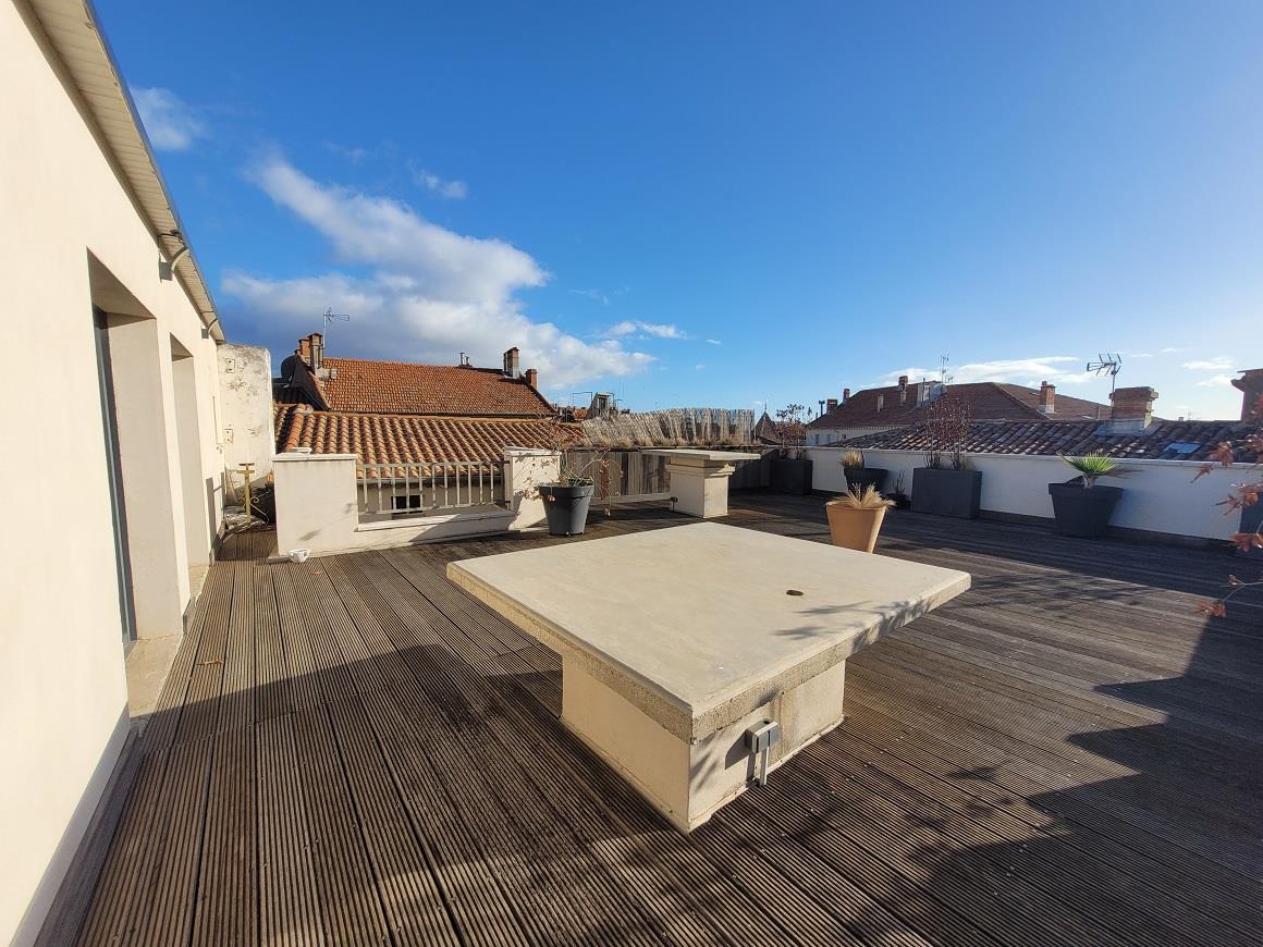 Private mansion in the historic center offering 330 m² of living space and a 100 m² terrace.