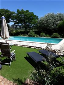 Ensemble en pierres de 250 m² habitables dont 3 logements sur 1641 m² avec piscine et vues !