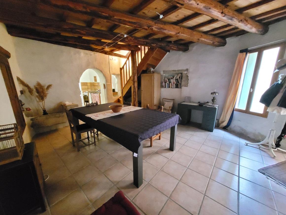 Former chateau annex, furnished, offering 87 m² of living space including 3 bedrooms plus small roof
