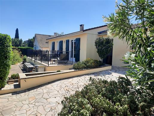 Pleasant single storey villa with 100 m² of living space, on 625 m² with pool and garage.