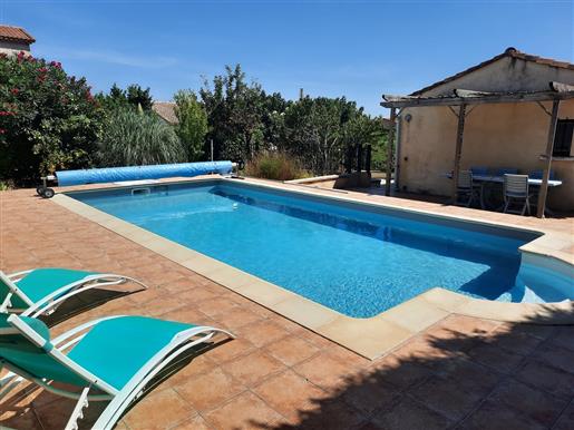Agréable villa de plain pied de 100 m² habitables sur 625 m² de terrain avec piscine et garage.