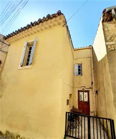 Pretty village house to refresh with 75 m² of living space with small courtyard.