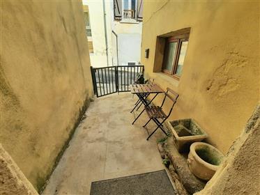 Pretty village house to refresh with 75 m² of living space with small courtyard.