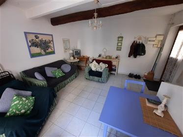 Mooi op te frissen dorpshuis met 75 m² woonoppervlak met kleine binnenplaats.