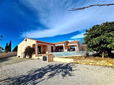 Superb single storey villa with 151 m² of living space on a 1384 m² plot with pool and views !