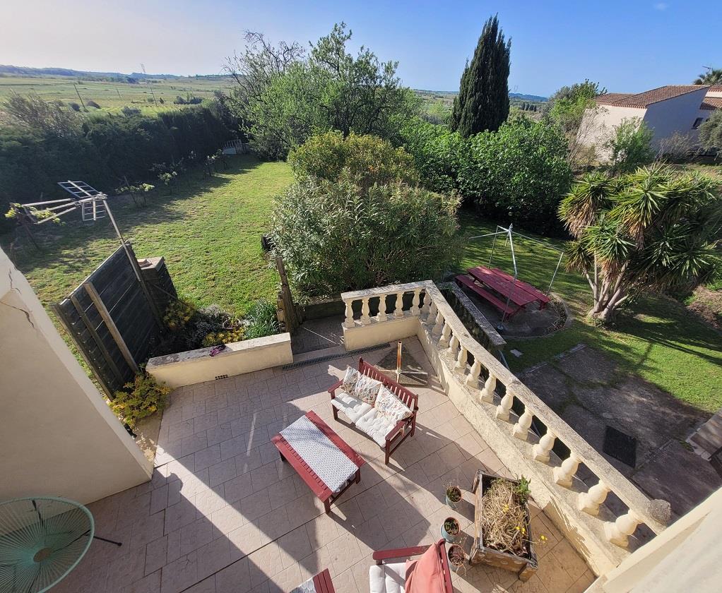 Lovely 50's house to modernise with 115 m² of living space on a 1550 m² plot with views.