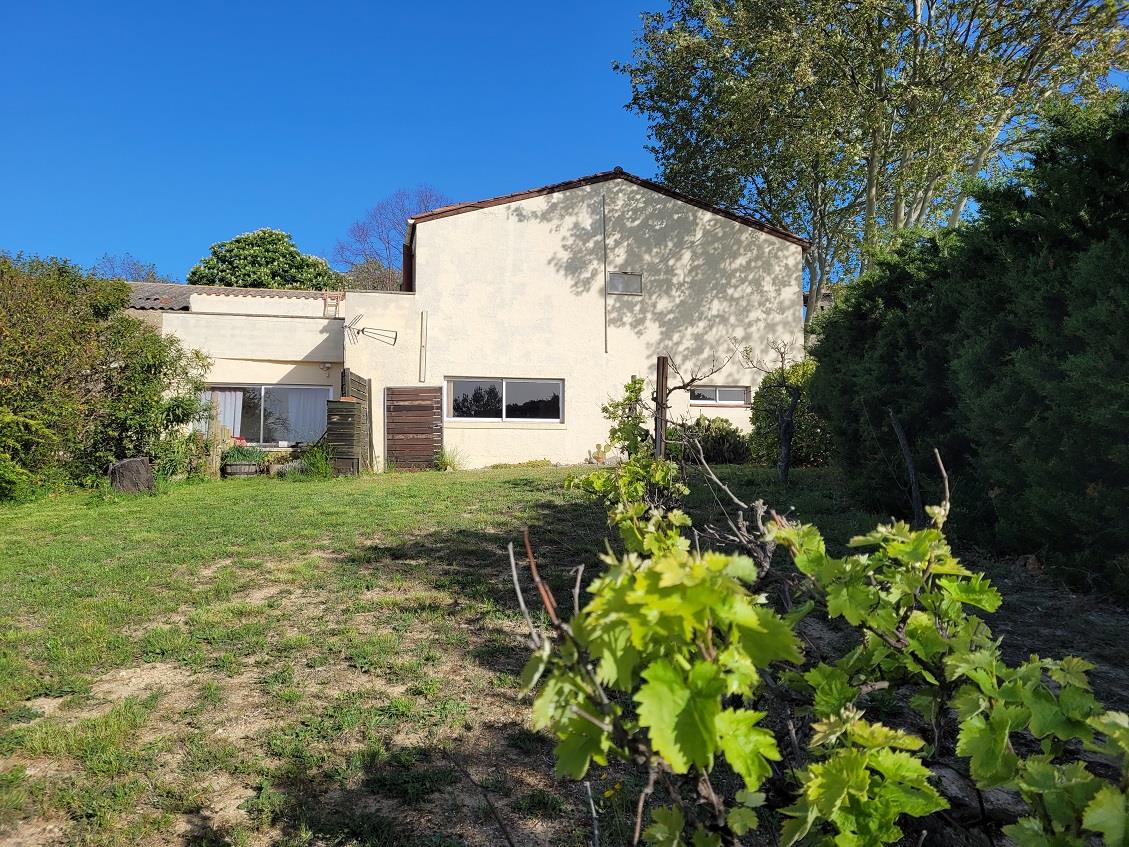 Lovely 50's house to modernise with 115 m² of living space on a 1550 m² plot with views.