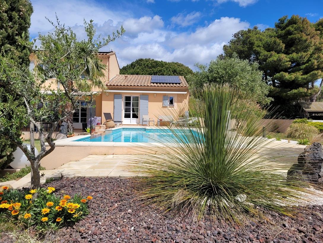 Beautiful traditional bastide with 154 m² living space with pool on a 1544 m² plot just 450 m from t