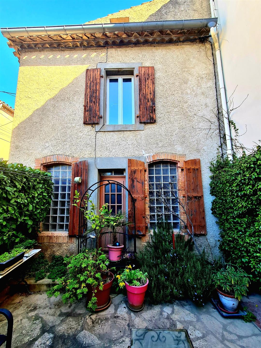 Pleasant set of 2 village houses offering main house of 180 m², independent gite of 50 m², garage an