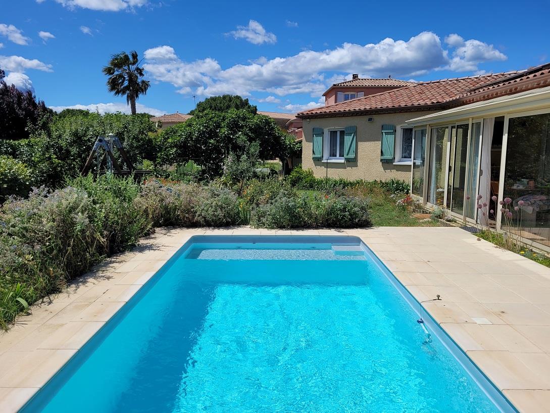 Villa de plain pied de 130 m² habitables sur 840 m² de terrain avec piscine et charmant jardin.