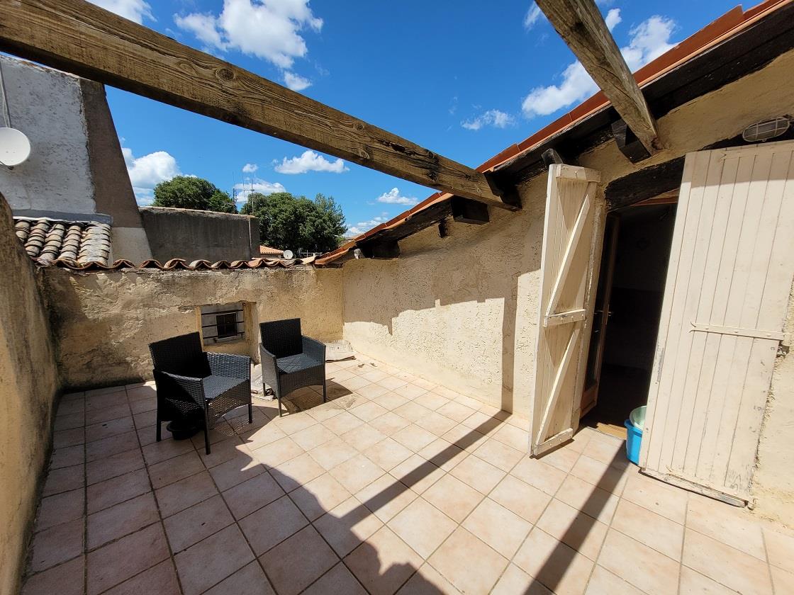 Village house to refresh, offering 110 m² living space with roof terrace and ruin for conversion.