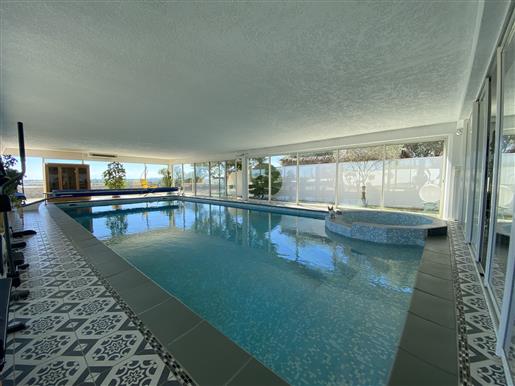 Superbe villa contemporaine avec piscine intérieure et vues sur mer !