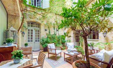 Superb traditional mansion with 300 m² of living space, garage, courtyard and terrace.