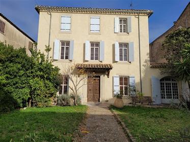 Former annex of a domaine dating from the 19th century with 288 m² of living space on 565 m² of land