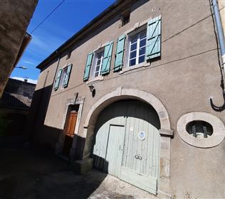Beautiful village house with 155 m² of living space, garage, stable and terrace with views.