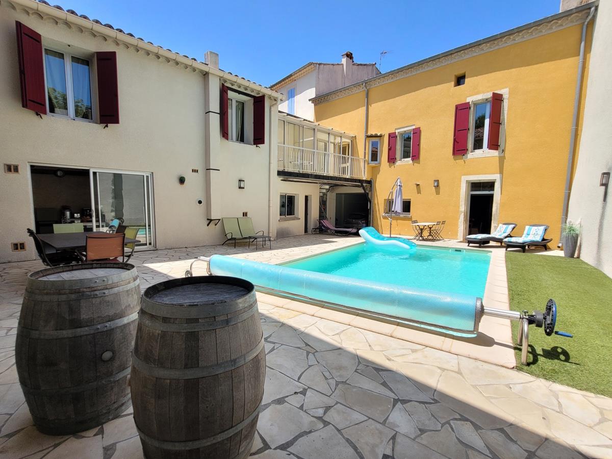 Winegrower's Property With 188 M2 Of Living Space On 488 M2 Of Land With Stone Outbuilding And Swimm