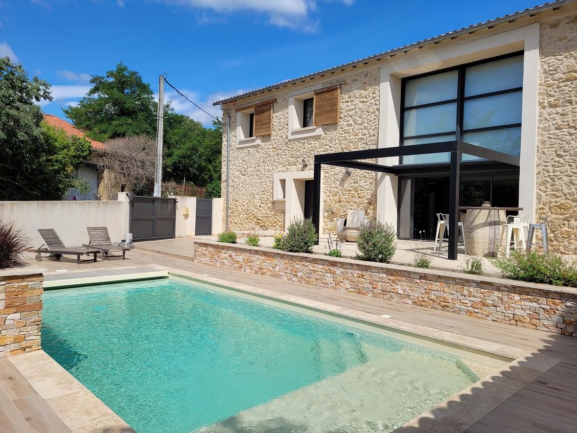 Beautiful stone outbuilding renovated into a contemporary 190 m² home with 685 m² of land.