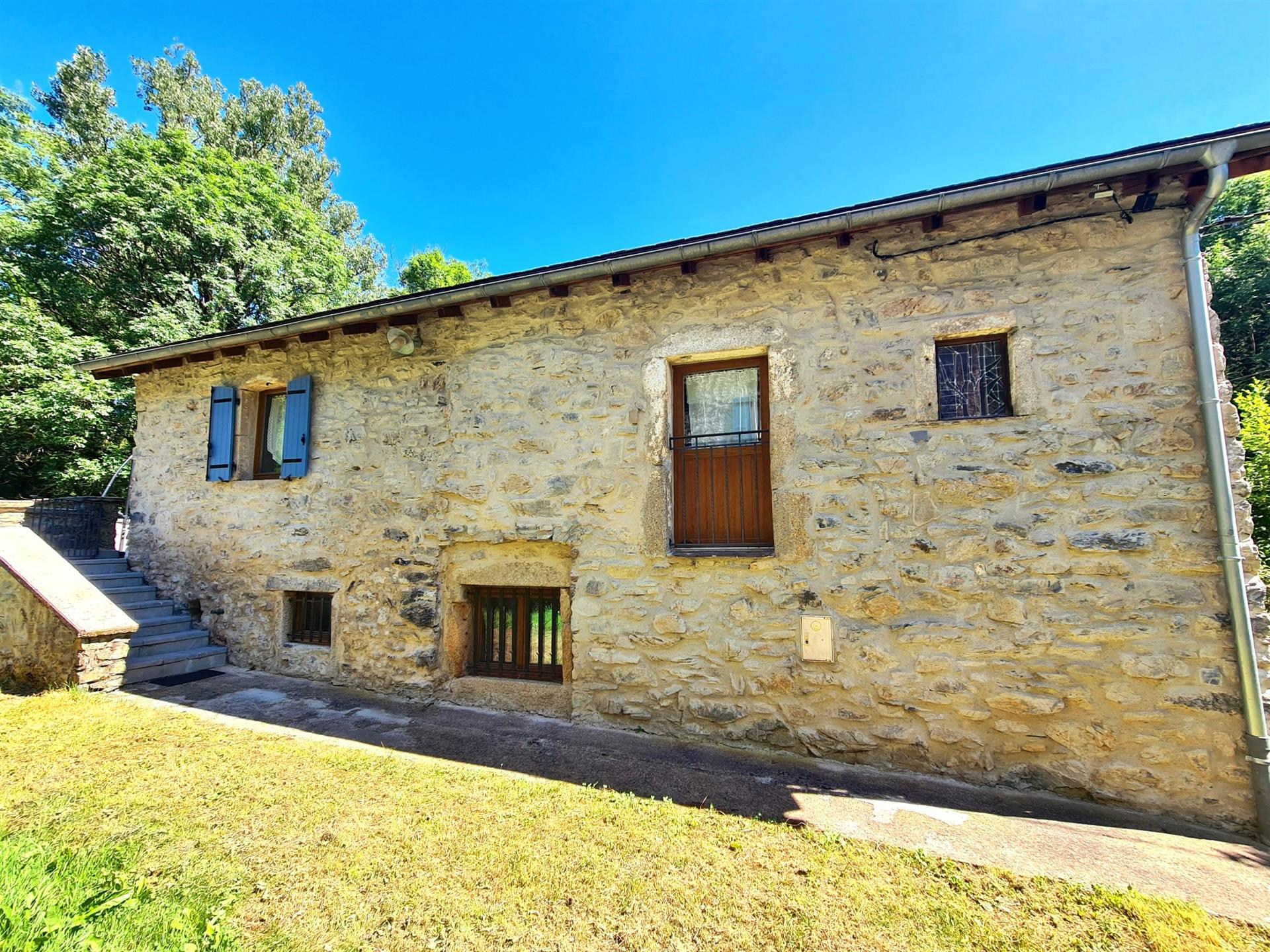 Old stone mill, fully renovated, with 4 bedrooms, garage and pleasant terrace on a 1500 m² land, in 