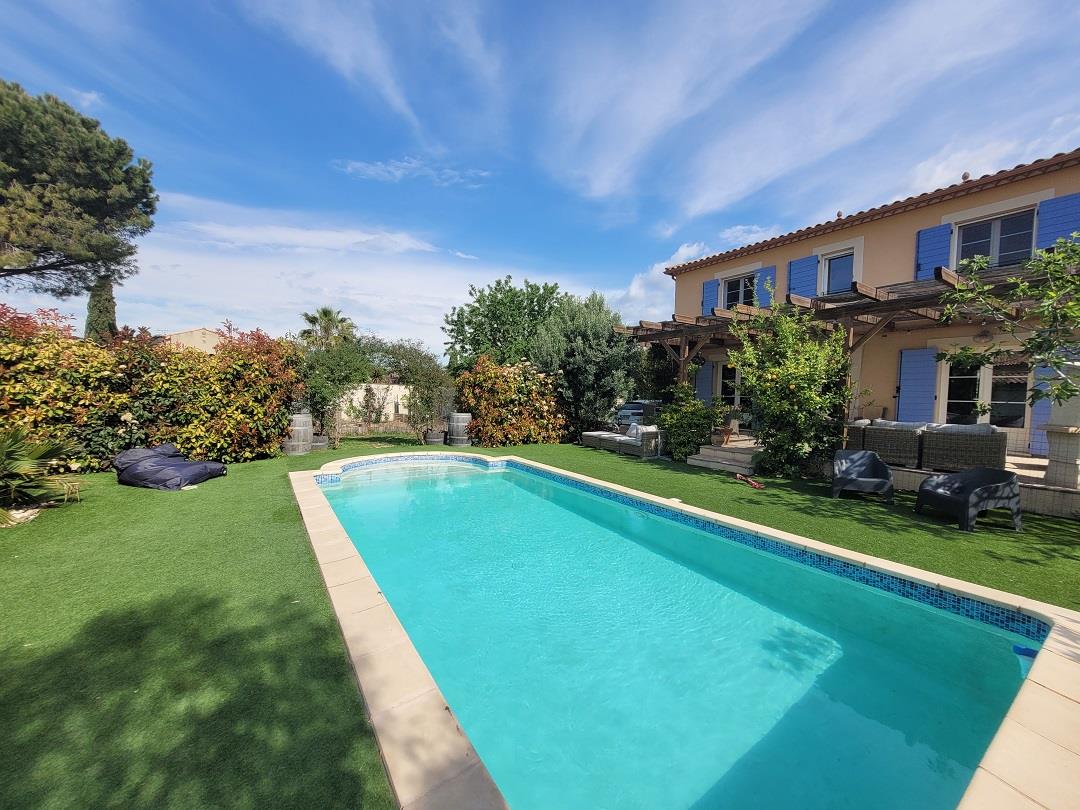 Beautiful bastide with 120 m² of living space on a very nice plot of 1060 m² with pool.