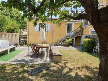 Town house with a gîte, 3 garages, garden of 280 m² and a terrace with views onto the river.