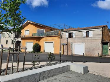 Town house with a gîte, 3 garages, garden of 280 m² and a terrace with views onto the river.