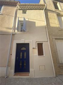 Maison de village avec terrasse, cour, juste 15 minutes de Béziers et vendue meublée.